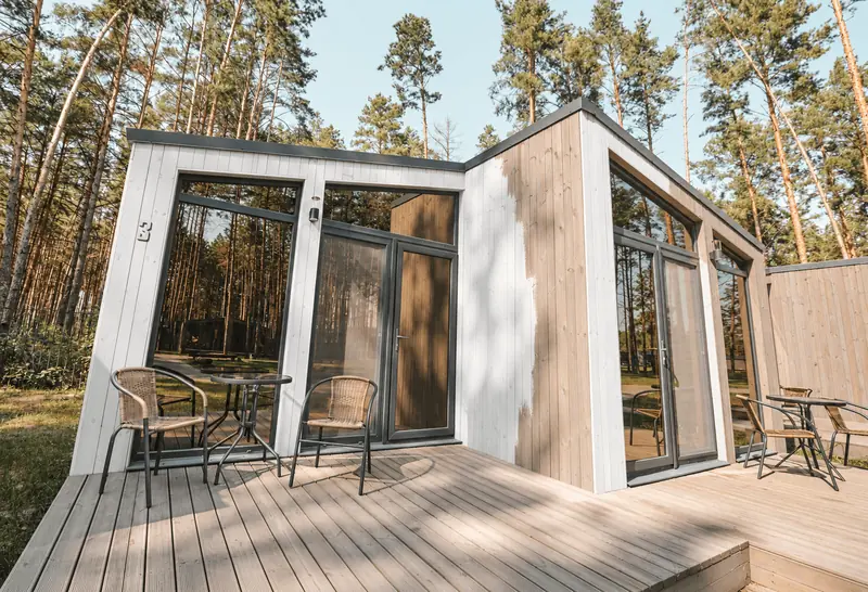 Houten huis wit schilderen